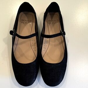 New Donald J. Pliner Black Flats for Women. Size 8M.